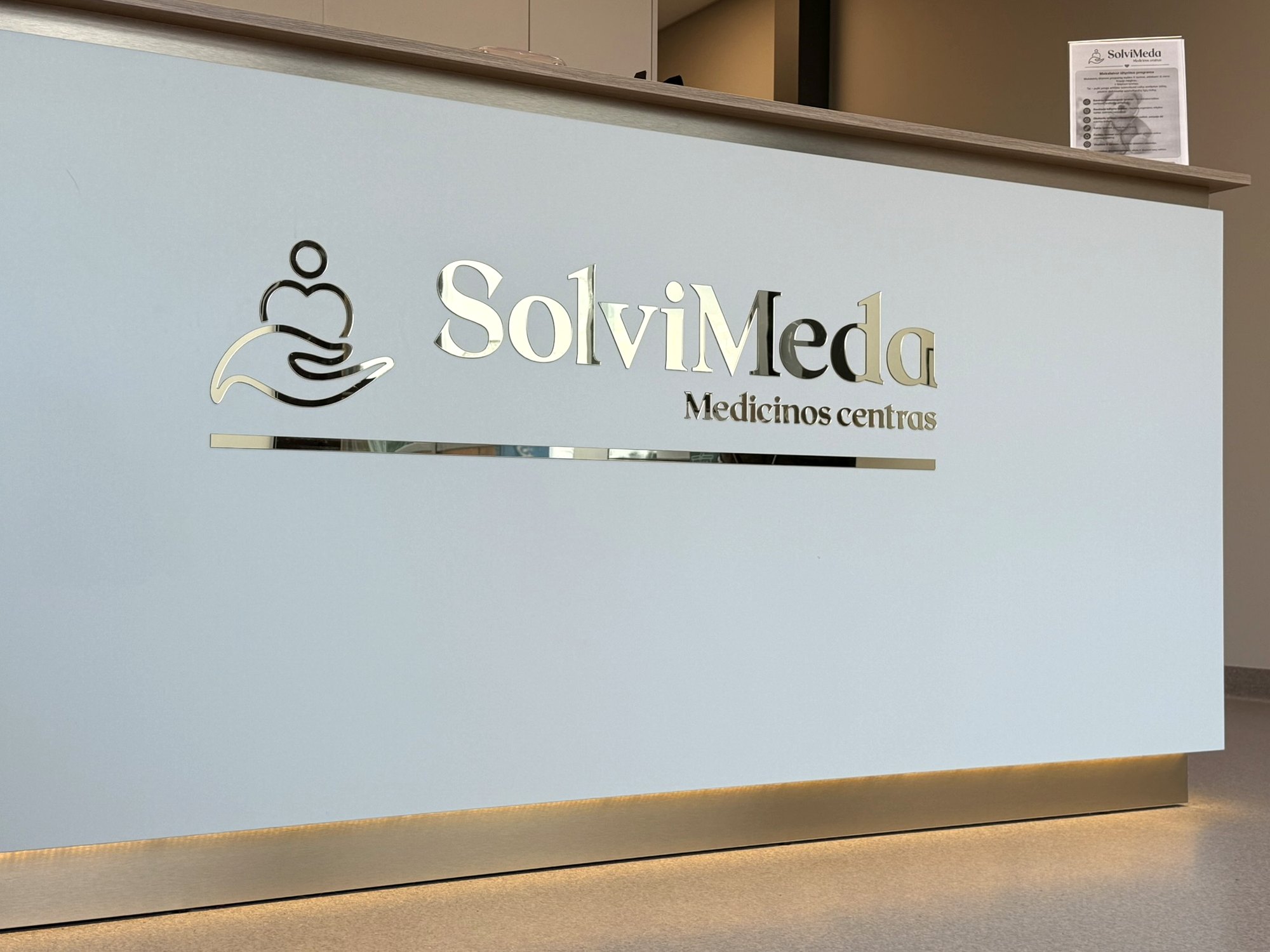 SolviMeda prekės ženklas ant registratūros stalo